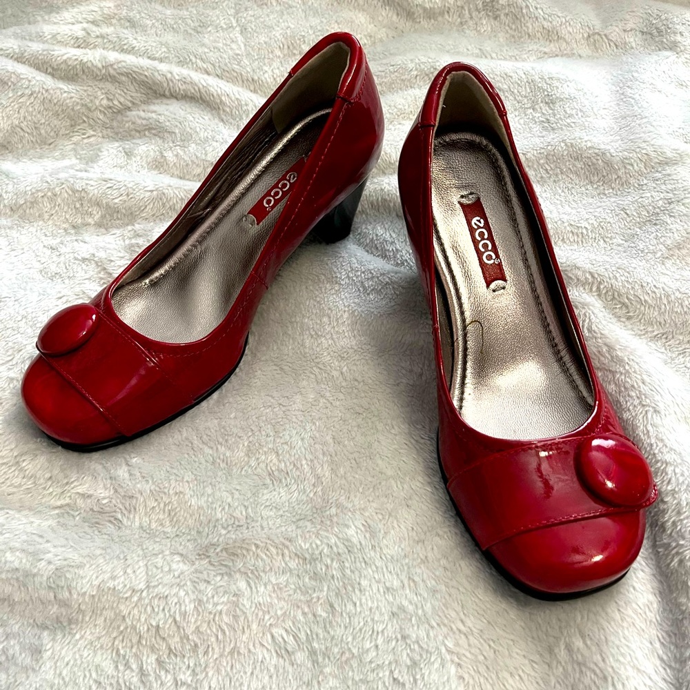 Red patent leather pumps by Ecco